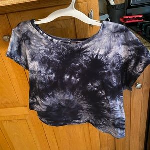 Tie-dye navy blue and white crop shirt